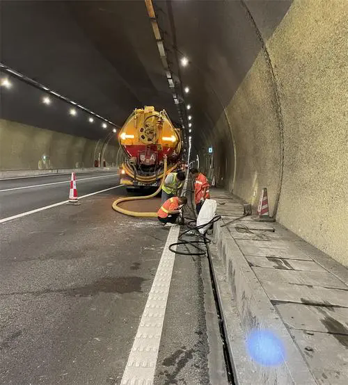 上海隧道排水渠清淤